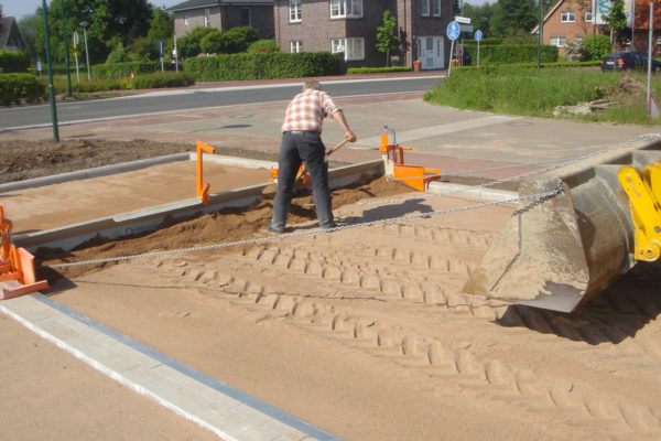 55_meter_werden_passgenau_zwischen_rinn_und_bord_abgezogen